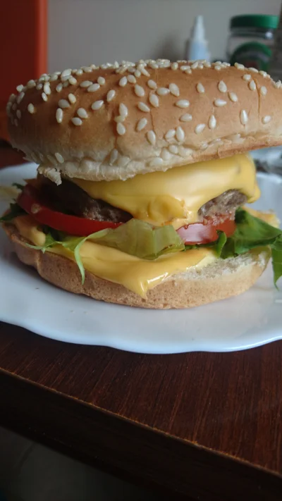 A7xx - Taki oto sobotni obiadek.
#gotujzwykopem #gotowanie #obiad #burger