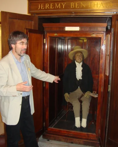 Jan0l - Jeremy Bentham zmarły w 1832.
https://pl.wikipedia.org/wiki/Jeremy_Bentham