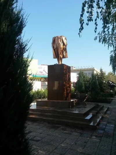 Vladimir_Smirnoff - Zdekapitowany Lenin w Mariupolu, na południe od Doniecka.

Przepr...
