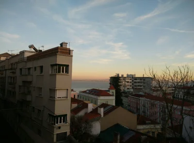 polik95 - Taki miły widok z pokoju w ktorym nocuje w Lizbonie. Zaraz chyba obadam oko...