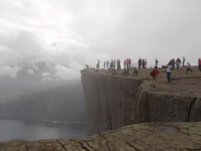 walera - @MarianKolasa: A tu prawdziwe 600m w dół....Preikestolen w Norwegii...stojąc...