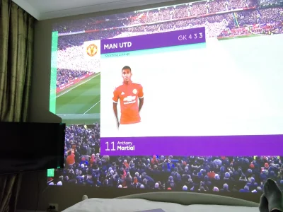 Pirzu - Testuje sobie projektor #xiaomi na meczu #united ( ͡° ͜ʖ ͡°) po lewej widać s...