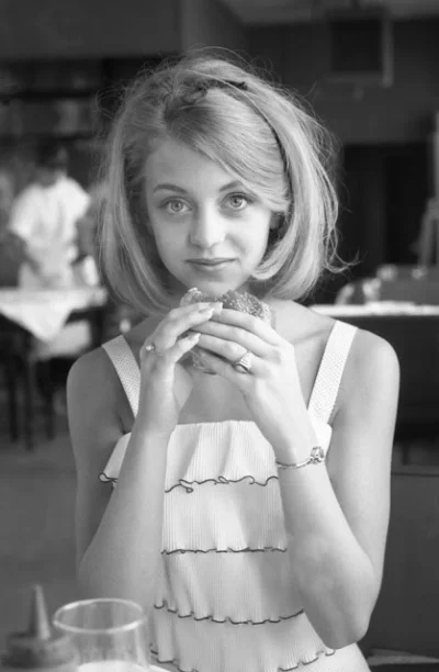 Gramofonohaszolagoholik - Dziewiętnastoletnia Goldie Hawn wcina hamburegra (｡◕‿‿◕｡) #...