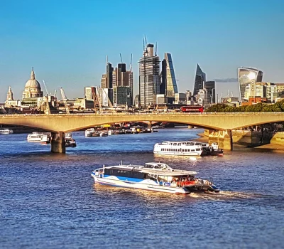 silentpl - Widok na południe z mostu Hungerford Bridge and Golden Jubilee Bridges