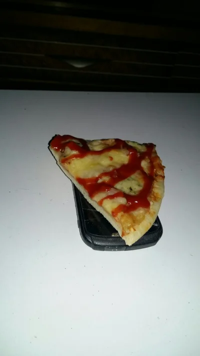 GoodTastyGirl - Ta cala pizza na telefon to calkiem bez sesnu, co wy w tym widzicie?!...