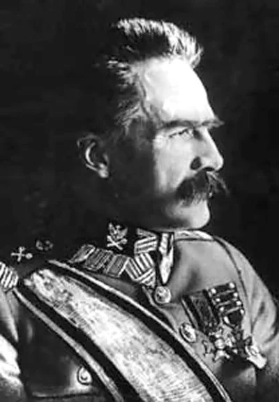 P.....y - 12 maja 1935 roku zmarł, marszałek Józef Piłsudski.

"Pan poseł to nikczemn...