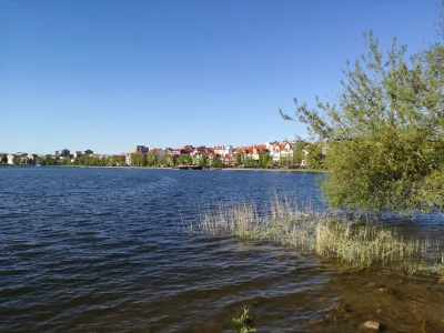 damist - Jezioro Ełckie i widok na zabudowę przy promenadzie. #mazury #elk