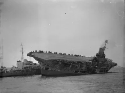 N.....h - Tonący brytyjski lotniskowiec HMS Ark Royal, po uderzeniu przez torpedę z n...