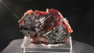 Mesk - Spessartyn – minerał z gromady krzemianów, zaliczany do grupy granatów. Należy...