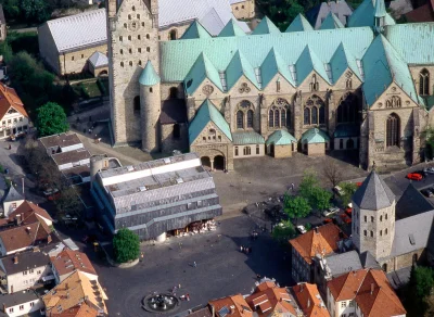 FaraonMerJan - @Slono: Paderborn, muzeum obok katedry. Przez tego kloca nie da się ła...