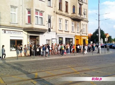 6566 - @shin0bi69: We Wrocławiu przed piekarnią na placu Bema długie kolejki są codzi...