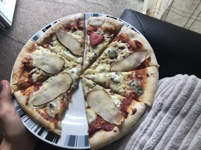 Antinous - Zrobilem znowu pizzę gruszka + orzechy włoskie i ser pleśniowy. Zapomniałe...