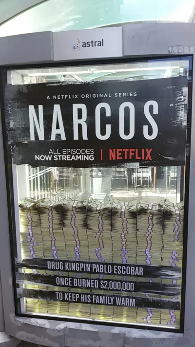 newnoise - Taka reklame serialu #narcos widziałem w #toronto w zeszłym tygodniu. Dwie...
