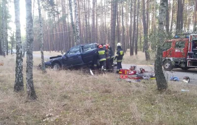 bachuxd - Auto wbiło się w drzewo stroną pasażera, ale pasażer przeżył, a kierowca zg...