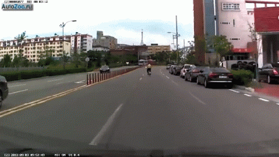 F.....x - #gif #wypadek #rower #motocykle Jazda na luzie i jej efekt.