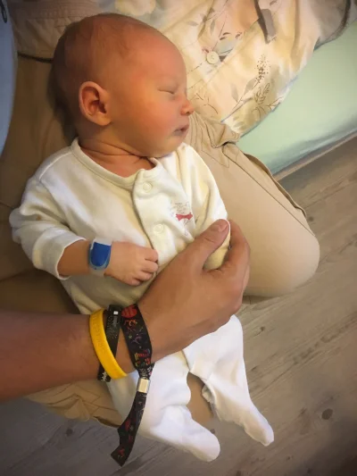 navi8 - Dziś odebrałem syna ze szpitala,
od małego nosi opaski na ręku... jak słodko...