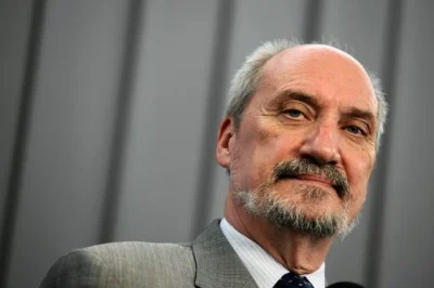 v.....r - On wygląda na tej miniaturce jak Macierewicz.