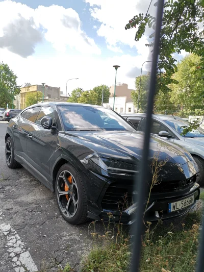 JohnnyAK11 - Taki Urus stoi sobie w #Lodz. #carspotting #samochody #lamborghini