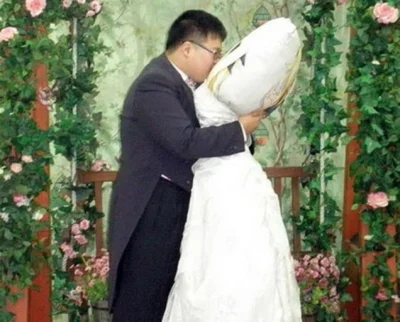 fidelxxx - @aaadaaam: 

Zawsze możesz ożenić się z poduszką jak pewien koleś z Korei ...