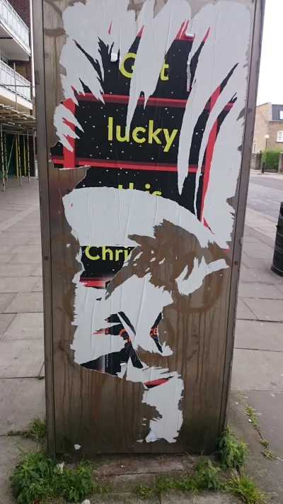 przemekb7 - To uczucie,kiedy zrywając plakat tworzysz sztuke
#uk #london #streetart