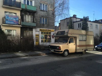 ecco - Czaicie jaki oldschool w Gdynii ( ͡° ͜ʖ ͡°) samochód i szyld z tyłu #gdynia #t...