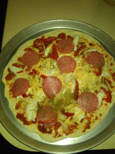 Dzionny - Wystarczy tyle cebuli czy jeszcze dorzucić? ( ͡° ʖ̯ ͡°)
#pizza #gotujzwykop...