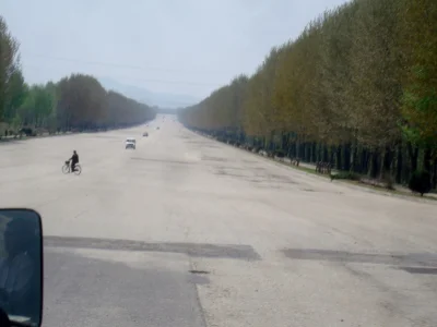 Zlychomikzjecie - Po autostradach Korei Północnej auta tak szybko jeżdżą, że aparat n...