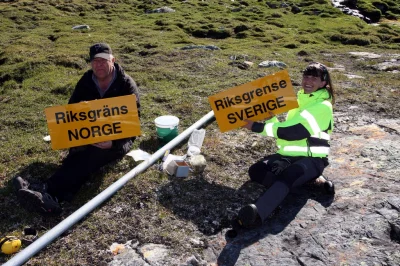 rasowecytaty - Robotniczka i robotnik stawiają słup na granicy szwedzko-norweskiej. B...