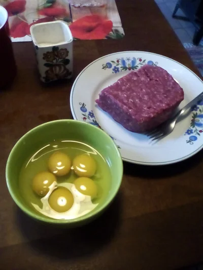 anonymous_derp - Dzisiejszy obiad: Tatar DIY (mięso wołowe na burgery, 5 jajek, sól)....