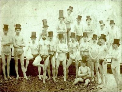 syn_admina - członkowie Brighton Swimming Club pozują w kapeluszach, c. 1863.
obserw...