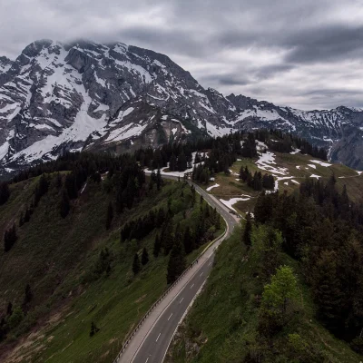 Qbol69 - #fotografia #drony #dji #gory #alpy 
Na jednej z Alpejskich przełęczy 85/36...