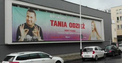 trwaidentyfikowanie - Ostatnio reklamował chyba ciucholandy "te dyskonty są gorące" ....