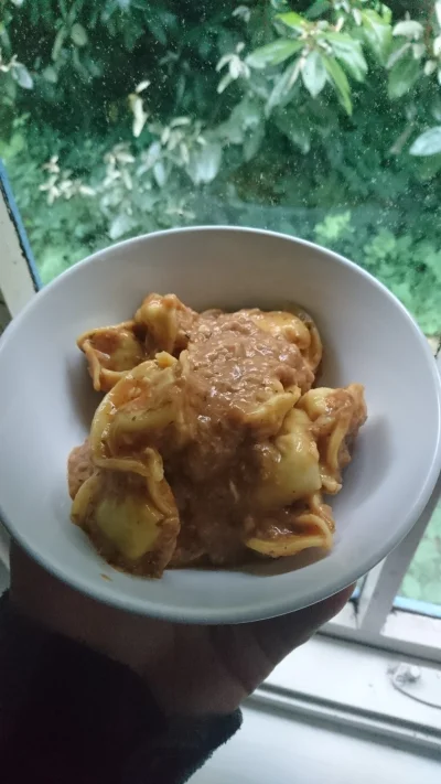 Rezonator - Tortellini z tuńczykiem w sosie balońskim. Było szybko. Smaczne i syte. 
...