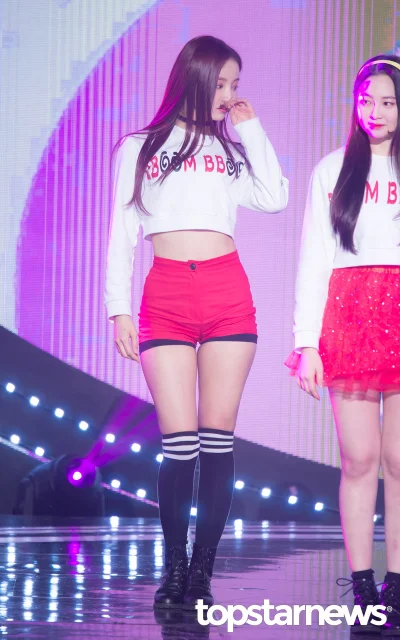 XKHYCCB2dX - #yeonwoo #momoland 
#koreanka