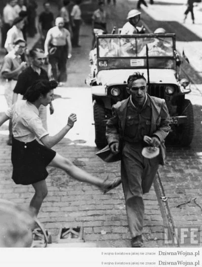W.....s - Francja, 1944. Młoda kobieta kopie bezbronnego niemieckiego jeńca.