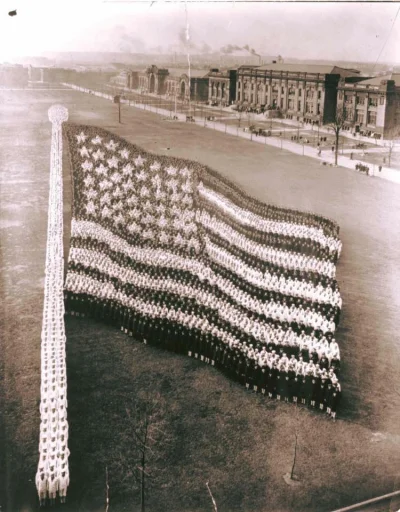 brusilow12 - "Żywa" flaga Stanów Zjednoczonych utworzona przez 10 tysięcy marynarzy w...