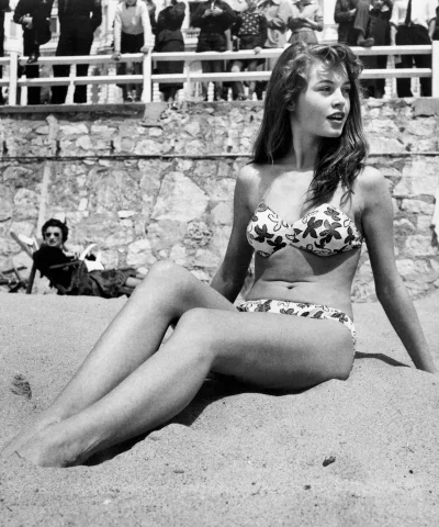kukan - Młodziutka Brigitte Bardot pojawiła się w bikini na plaży, gdzie obowiązywały...