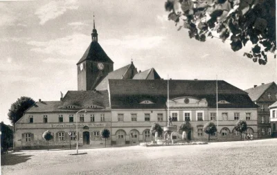 xvovx - Darłowo - rynek z ratuszem i kościołem, około 1929 roku.
#xvovxpomorze #star...