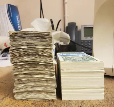 PalNick - 500 jednodolarowych banknotów "z obiegu", a obok 500 takich samych banknotó...