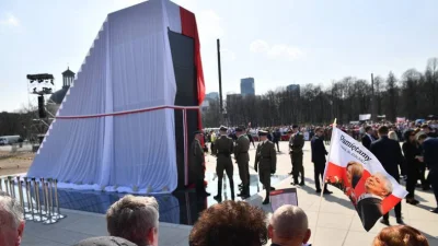 Klofta - Dzień flagi więc MON przygotowało przewodnik jak postępować z flagą. Punkt 3...