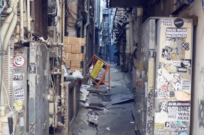 ama-japan - boczna uliczka, ale tak wyklejonej to dawno nie widziałem..

#japonia #...