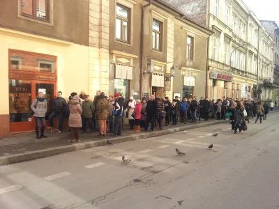 b.....9 - Tak, to jest kolejka po pączki xD
#paczek #krakow #Czekamgodznienagownopacz...
