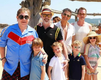 artpop - Elton John z mężem i dziećmi, Neil Patrick Harris z mężem i dziećmi, pozdraw...