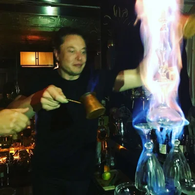 J.....I - #elonmusk za barem bawi się ogniem :_)
 Learning how to pour flaming absint...