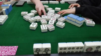 Forbot - Nowoczesna wersja stołu do gry w Madżong (taka chińska gra) (｡◕‿‿◕｡)

SPOI...