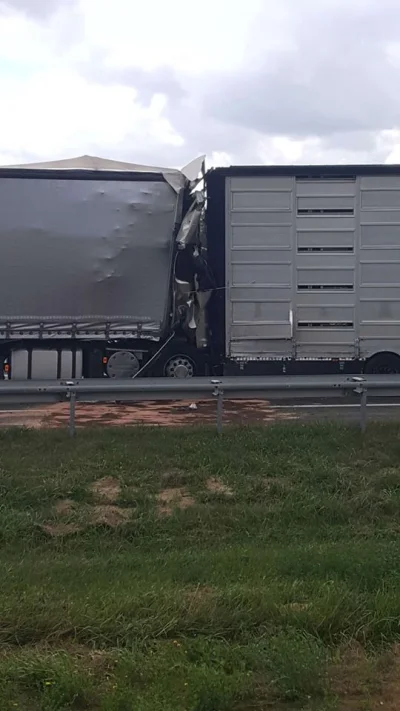 MikiGRU - Tyle zostało z kabiny ciężarówki po porannym wypadku na A2