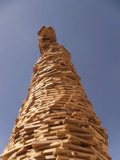 KubaGrom - @KubaGrom: Jest zrobiona z drewnianych klocków i ma wysokość około 4-5 met...