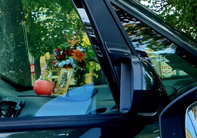 FluidMajster - Ołtarzyk samochodowy... z ruchomym kwiatkiem. 


#heheszki #podlasie #...