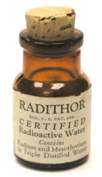malecontent - Na zdjęciu widzimy buteleczkę leczniczej wody, o nazwie Radithor, które...