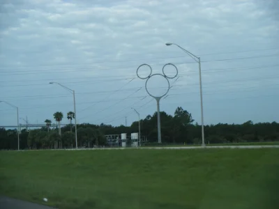 portier - Słup w kształcie myszki miki niedaleko Disney land